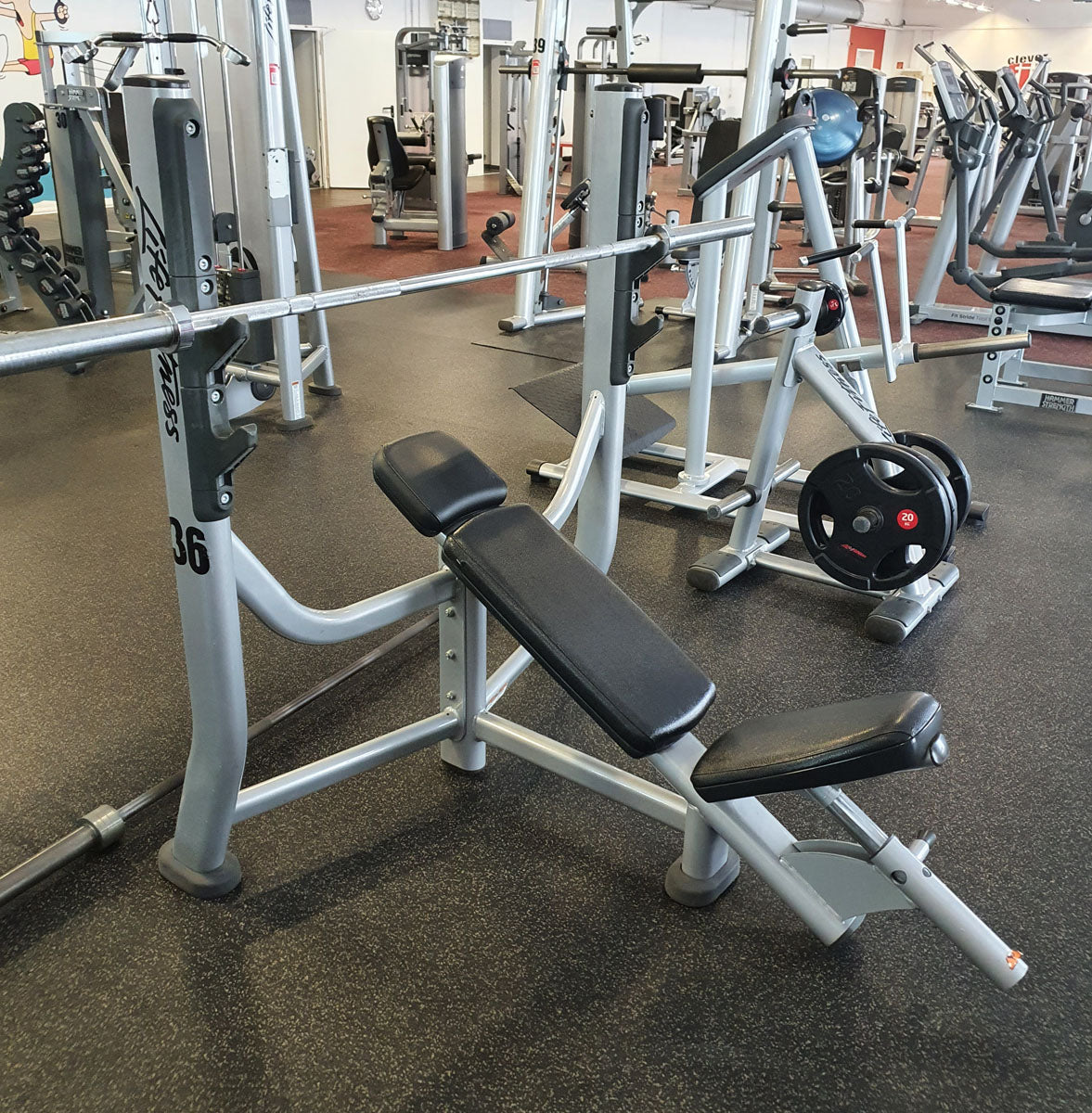 Life Fitness Incline Press Bench, Olympic Incline Bench SOIB, Signature Series, frame color silver, upholstery color black, used - refurbished condition