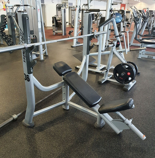 Life Fitness Incline Press Bench, Olympic Incline Bench SOIB, Signature Series, frame color silver, upholstery color black, used - refurbished condition
