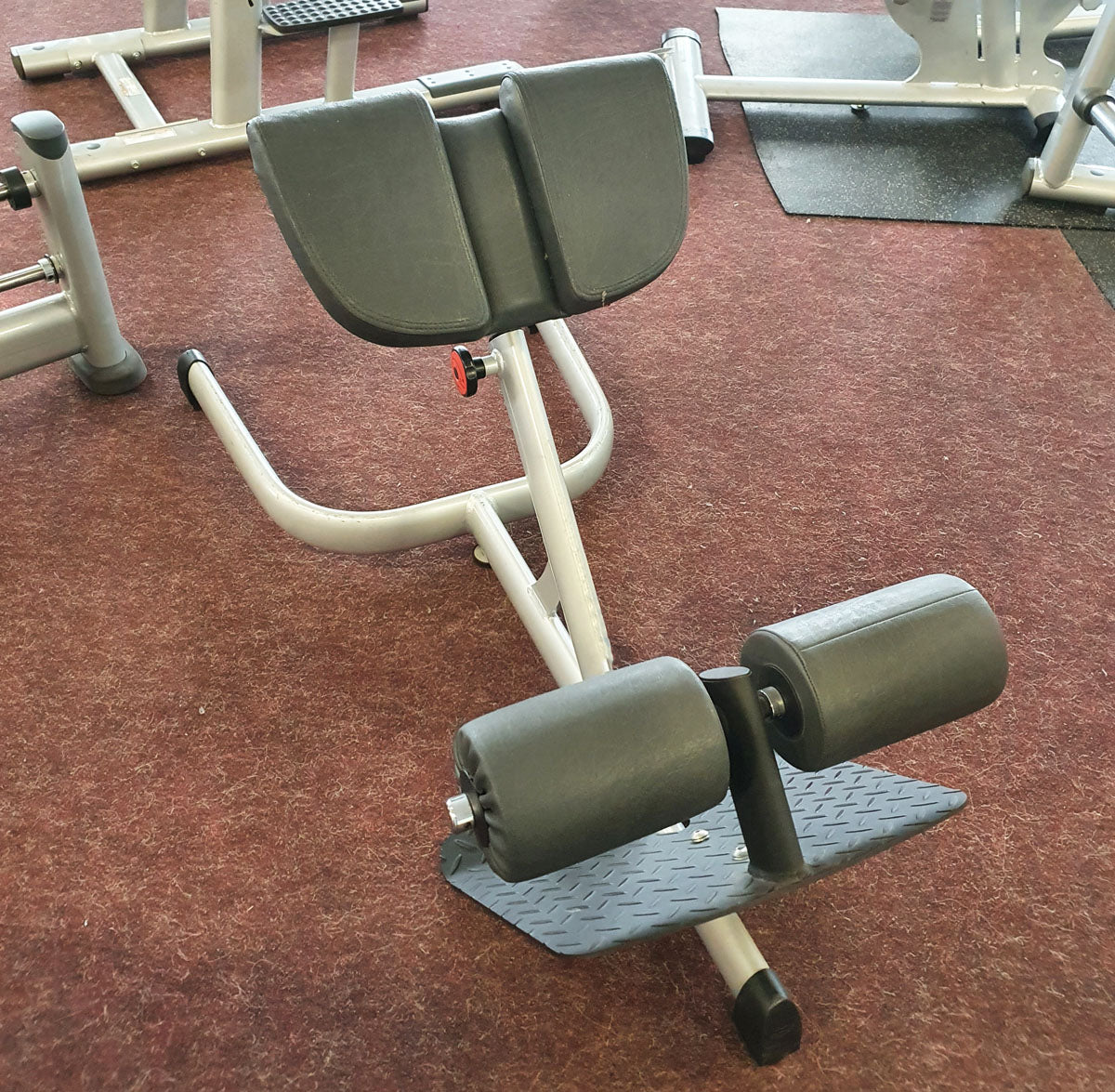 Gym80 Rückenstreckerbank 4119,  45 Grad, Hyperextension, Sygnum Serie, Rahmen Silber, Polster Schwarz, gebraucht - überholter Zustand