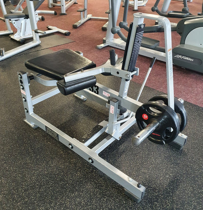 Hammer Strength Wadenmaschine Plate loaded, Seated Calf Raise, Rahmenfarbe Silber, Polsterfarbe Schwarz, gebrauchter - überholter Zustand