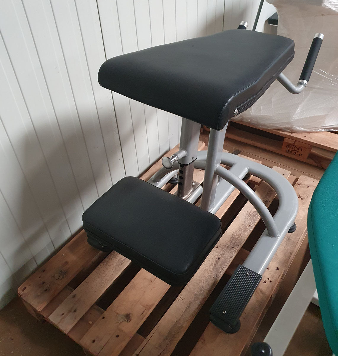 Dank Sport Gluteus radial trainer / buttock machine, frame color silver, upholstery color black, used - overhauled condition