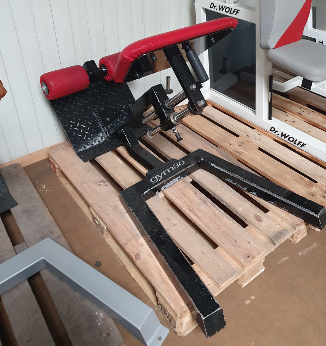 Gym80 Rückenstreckerbank, 45 Grad, Hyperextension, Rahmen Schwarz, Polster Rot, gebraucht - überholter Zustand