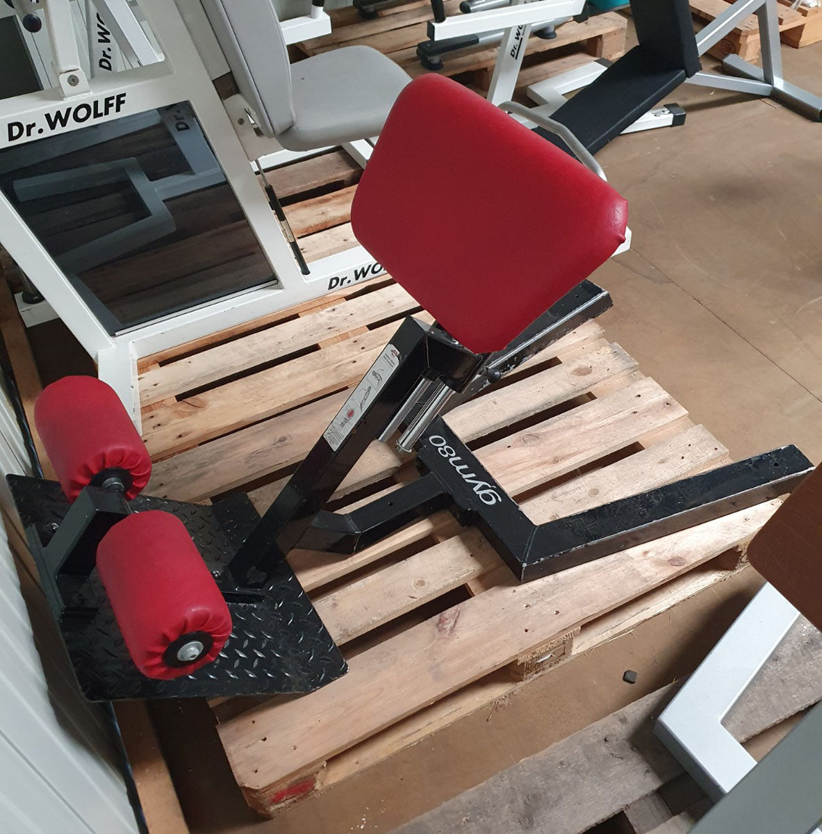 Gym80 Rückenstreckerbank, 45 Grad, Hyperextension, Rahmen Schwarz, Polster Rot, gebraucht - überholter Zustand