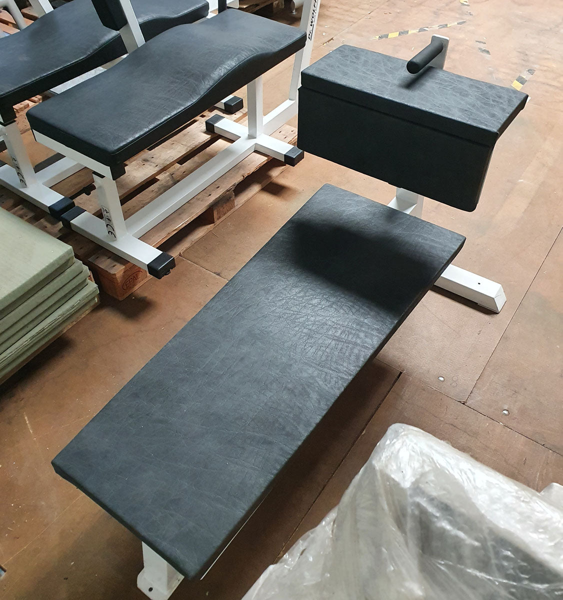 Sportesse Abdominal Bench, Decline/Abdominal Crunch Bench, frame color white, upholstery black/granite, used - tested condition