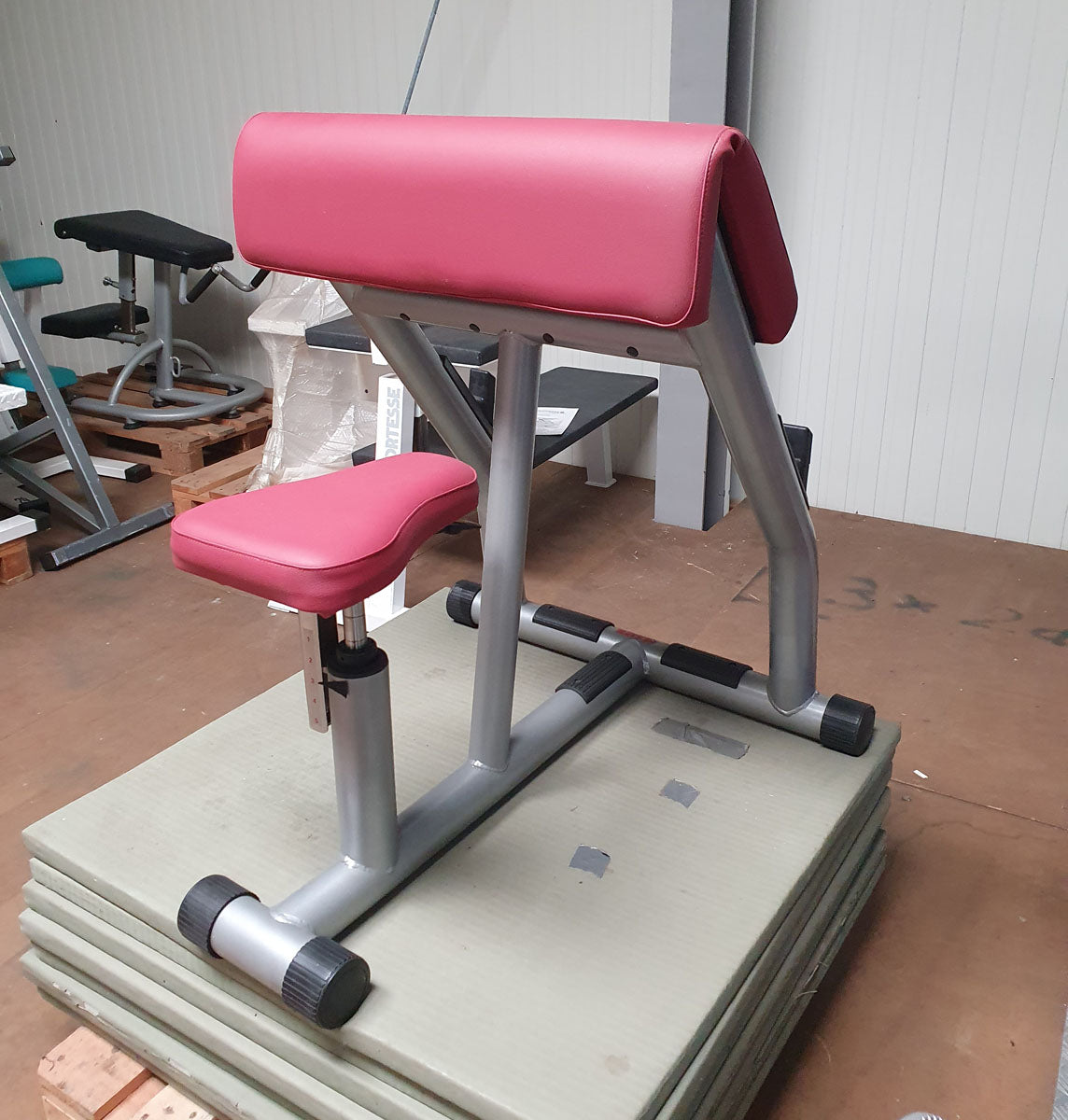 Oemmebi Scottcurl Bank, Scott bench, Bizeps Trainingsbank, Rahmen Silber, Polster Rot, Ausstellungsartikel - guter Zustand