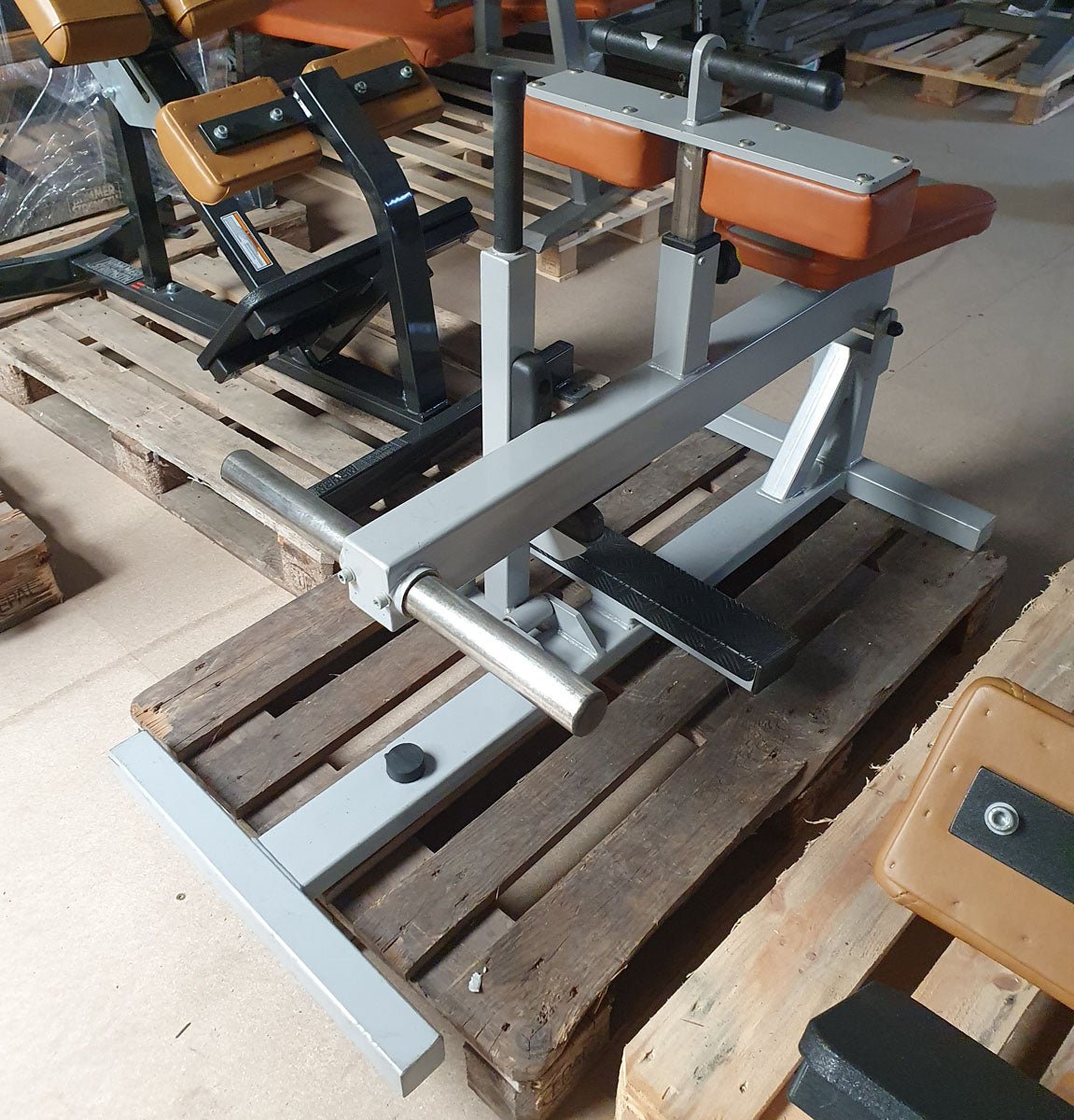 Sportsart Wadenmaschine Plate loaded, Seated Calf Raise, Rahmenfarbe Silber, Polsterfarbe Orange, gebraucht - überholter Zustand