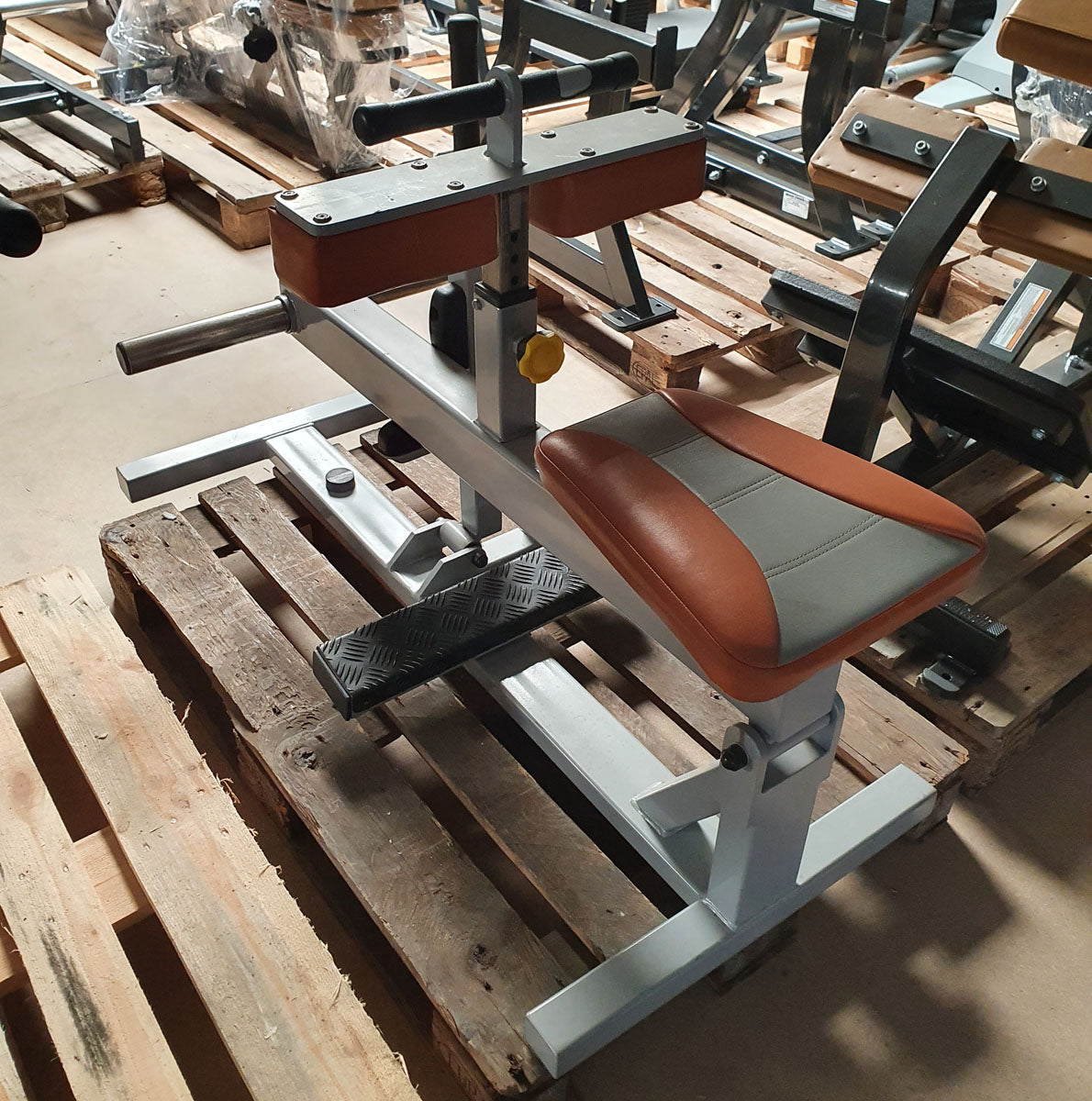 Sportsart Wadenmaschine Plate loaded, Seated Calf Raise, Rahmenfarbe Silber, Polsterfarbe Orange, gebraucht - überholter Zustand