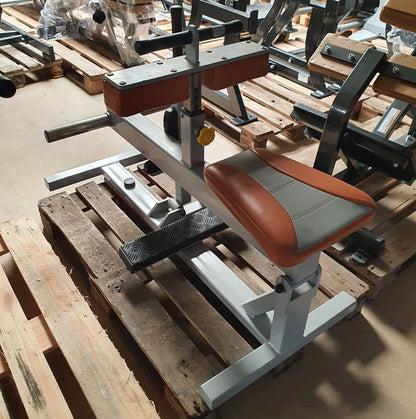 Sportsart Wadenmaschine Plate loaded, Seated Calf Raise, Rahmenfarbe Silber, Polsterfarbe Orange, gebraucht - überholter Zustand