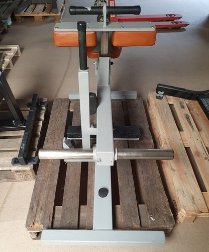 Sportsart Wadenmaschine Plate loaded, Seated Calf Raise, Rahmenfarbe Silber, Polsterfarbe Orange, gebraucht - überholter Zustand