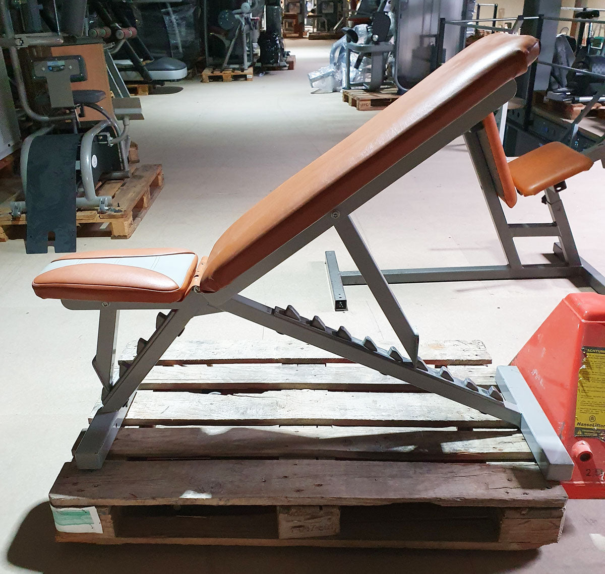 SportsArt Universalbank verstellbar, Hantelbank ohne Ablage, Multi-Adjustable Bench, Rahmenfarbe Silber, Polsterfarbe Orange, gebraucht - überholter Zustand