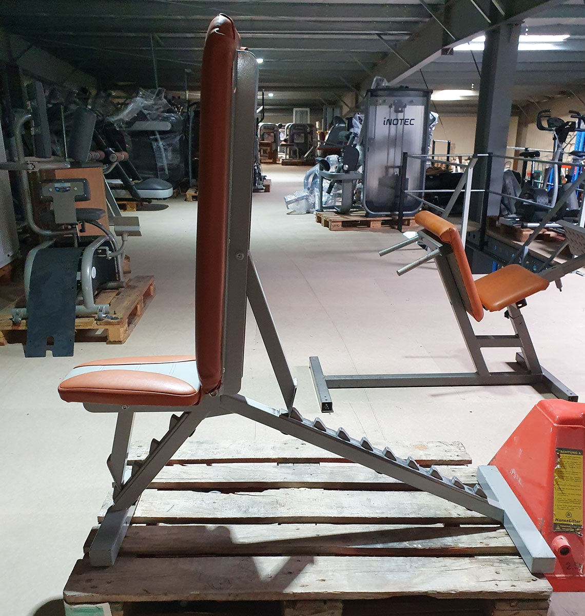 SportsArt Universalbank verstellbar, Hantelbank ohne Ablage, Multi-Adjustable Bench, Rahmenfarbe Silber, Polsterfarbe Orange, gebraucht - überholter Zustand