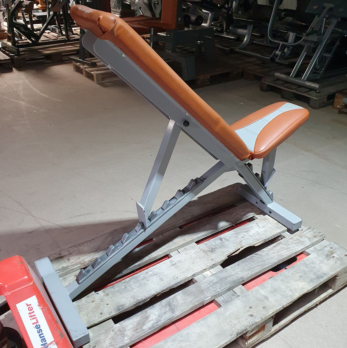 SportsArt Universalbank verstellbar, Hantelbank ohne Ablage, Multi-Adjustable Bench, Rahmenfarbe Silber, Polsterfarbe Orange, gebraucht - überholter Zustand