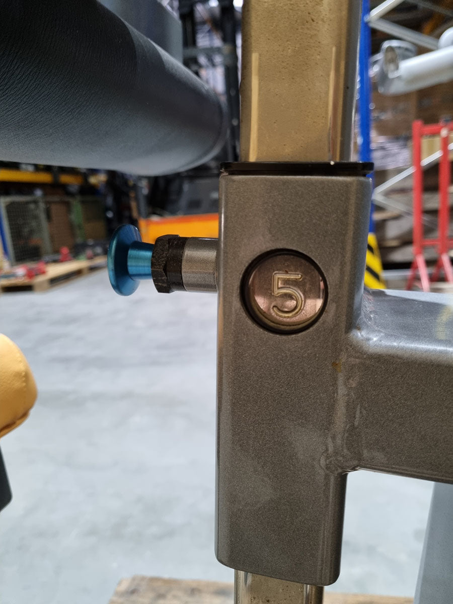 Precor Latzugmaschine von oben, Seilzug Pulldown, Lat Pull, Icarian Line, Rahmenfarbe Silber, gebraucht - überholter Zustand