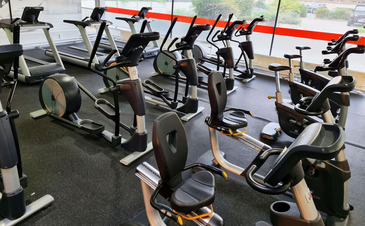 Impulse Fitness - 66 Fitnessgeräte Set - Erst 3 Jahre alt, Kraftgeräte, Cardiogeräte, Plate loaded Geräte, Bänke, Racks etc - komplettes Fitnessstudio - gebraucht - TOP Zustand