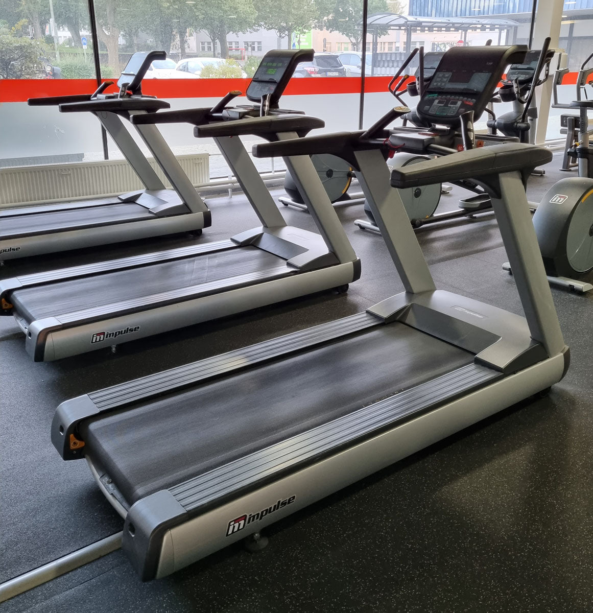 Impulse Fitness - 66 Fitnessgeräte Set - Erst 3 Jahre alt, Kraftgeräte, Cardiogeräte, Plate loaded Geräte, Bänke, Racks etc - komplettes Fitnessstudio - gebraucht - TOP Zustand