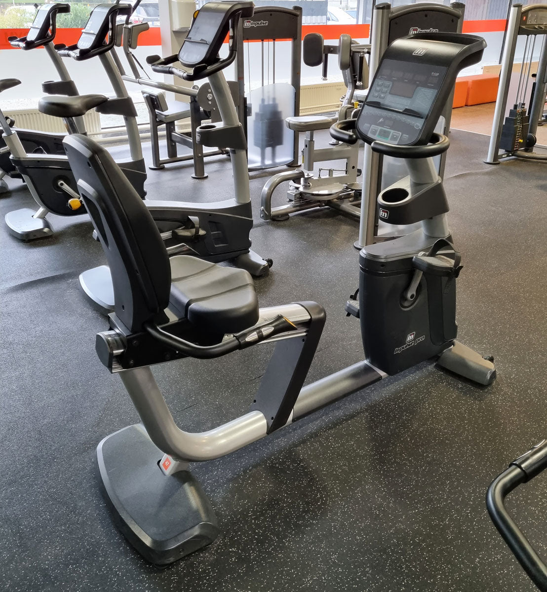 Impulse Fitness - 66 Fitnessgeräte Set - Erst 3 Jahre alt, Kraftgeräte, Cardiogeräte, Plate loaded Geräte, Bänke, Racks etc - komplettes Fitnessstudio - gebraucht - TOP Zustand