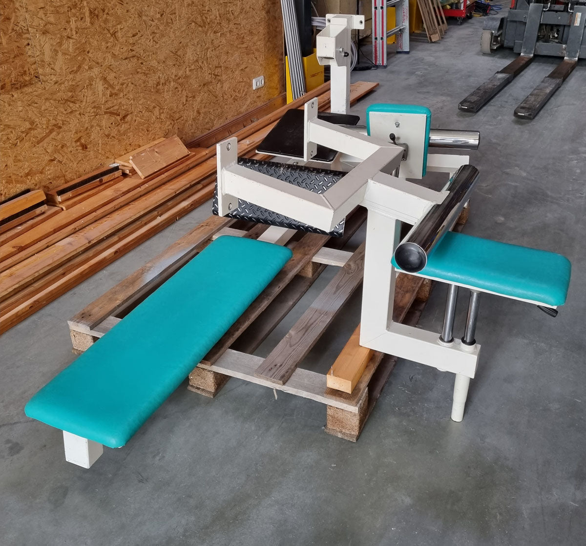 Gym80 - 4 Stationenturm mit Gurtband, 4 Stack Multi Station, große Gewichtsblöcke, Rahmenfarbe Weiß, Polsterfarbe Türkis, gebraucht - überholter Zustand