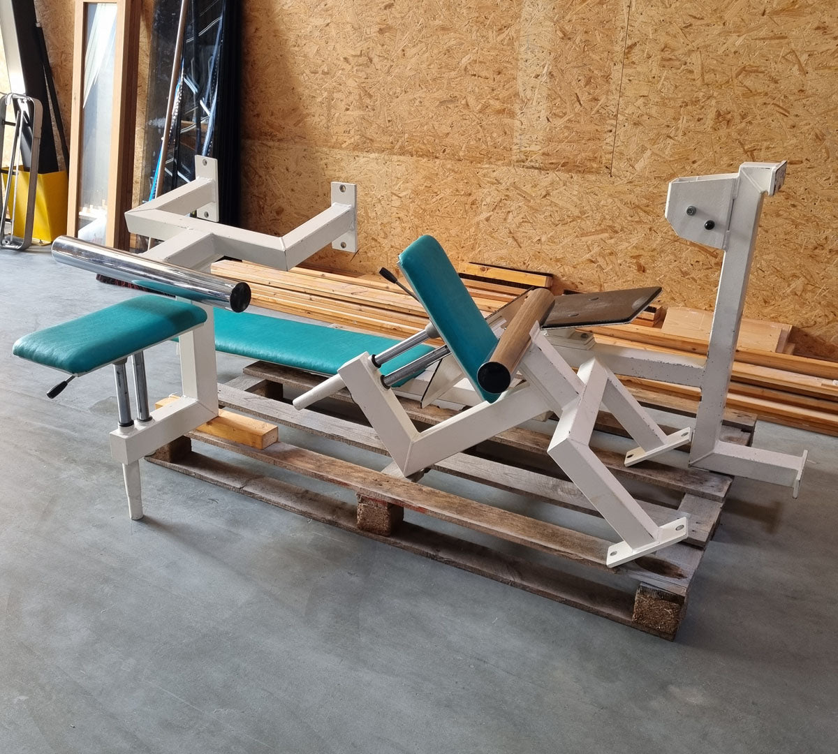 Gym80 - 4 Stationenturm mit Gurtband, 4 Stack Multi Station, große Gewichtsblöcke, Rahmenfarbe Weiß, Polsterfarbe Türkis, gebraucht - überholter Zustand
