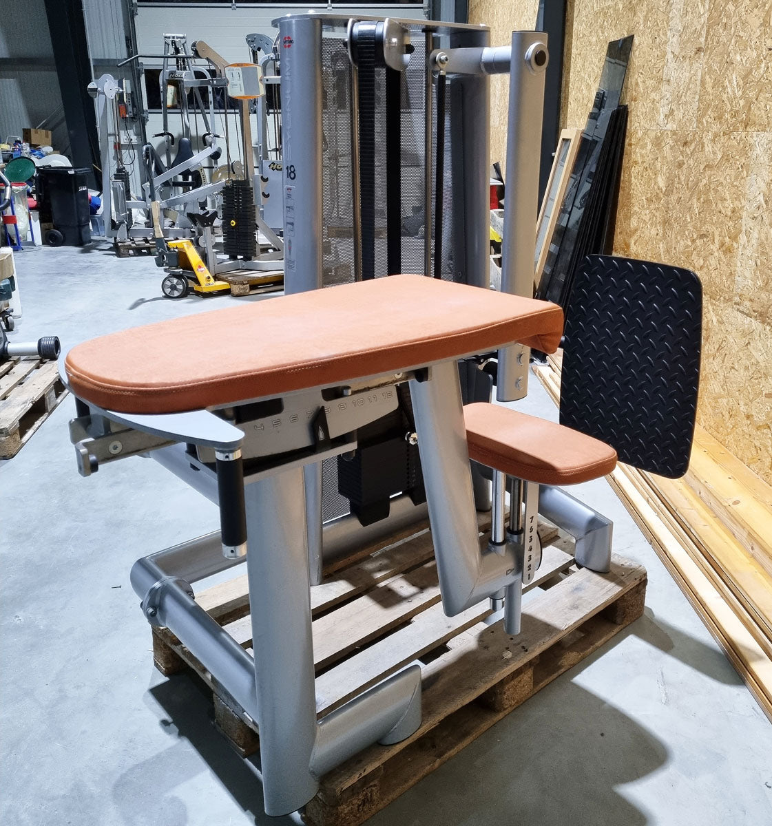 Gym80 Gluteus Kick Kneeling 3004 Sygnum, butt machine, frame color silver, upholstery color orange, used - refurbished condition