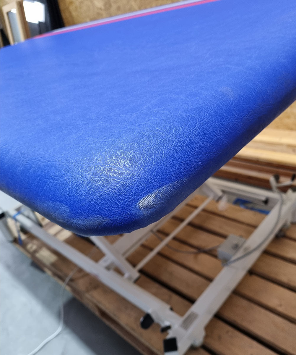 Önapi Tedavi Vojta MD Therapieliege Massageliege, extra breit, elektrisch höhenverstellbar, Medizinprodukt Behandlungsliege, Rahmenfarbe Weiß, Polsterfarbe Blau, gebraucht