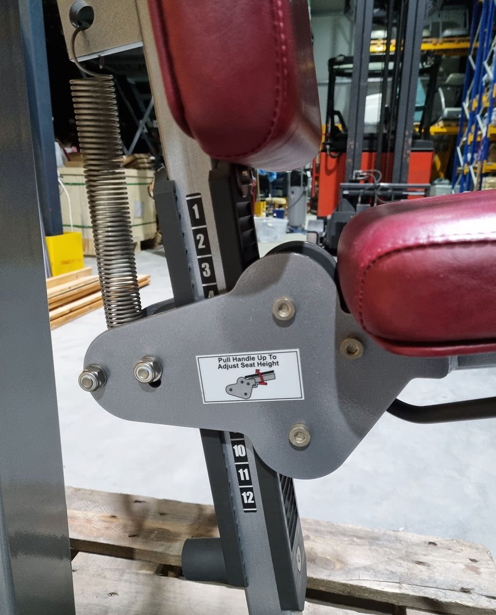 Life Fitness Pro 2 Butterfly, Pectoral Fly Hammer Strenght, Rahmenfarbe Silber, Polsterfarbe Rot, gebraucht - überholter Zustand
