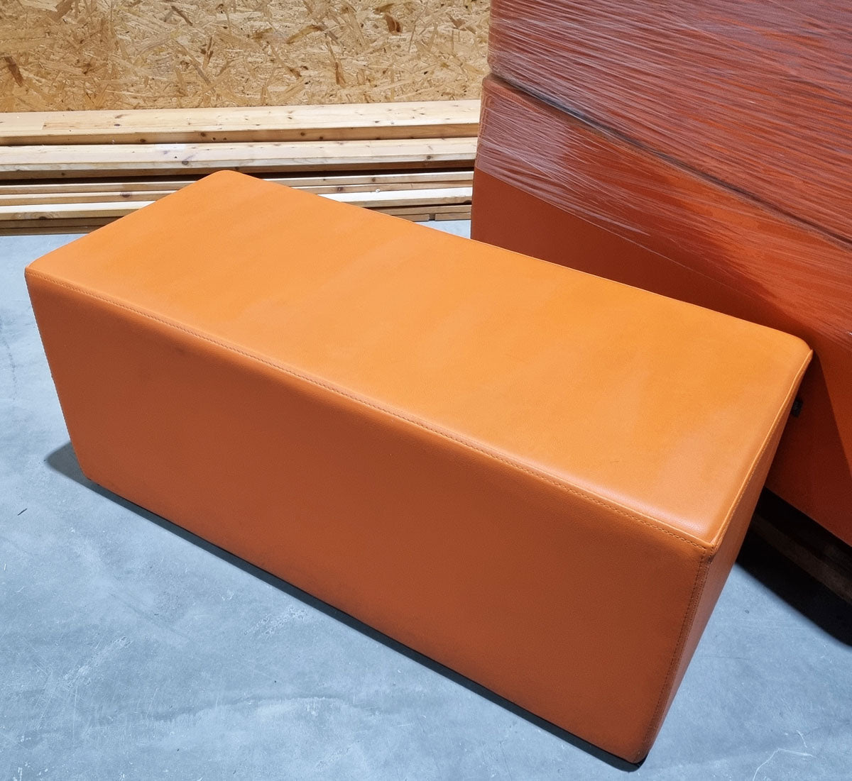 Bejot CUB 965 - Cube Sitzhocker Sitzbank Umkleide, Farbe Orange, gebraucht
