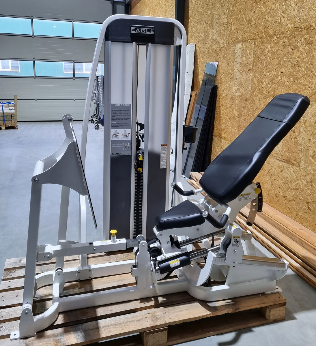 Cybex Eagle Beinpresse, Leg Press mit Steckgewichten, Stack Weight, Rahmenfabre Weiß, Polsterfarbe Schwarz, gebraucht - überholter Zustand