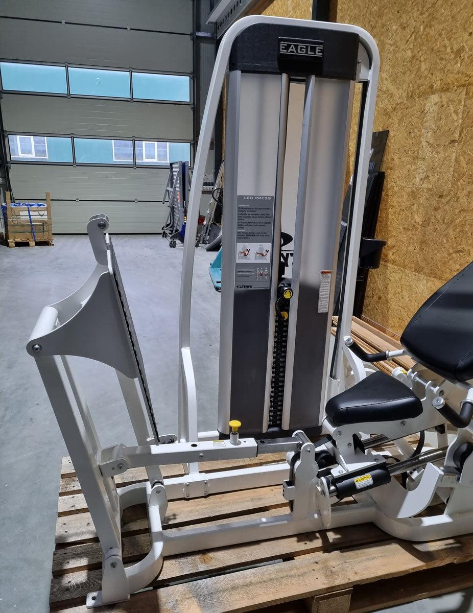 Cybex Eagle Beinpresse, Leg Press mit Steckgewichten, Stack Weight, Rahmenfabre Weiß, Polsterfarbe Schwarz, gebraucht - überholter Zustand