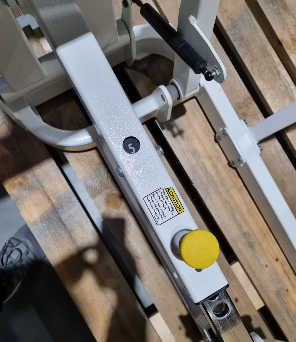 Cybex Eagle Beinpresse, Leg Press mit Steckgewichten, Stack Weight, Rahmenfabre Weiß, Polsterfarbe Schwarz, gebraucht - überholter Zustand
