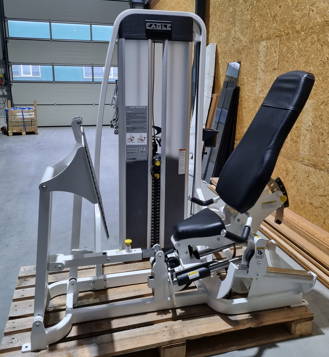 Cybex Eagle Beinpresse, Leg Press mit Steckgewichten, Stack Weight, Rahmenfabre Weiß, Polsterfarbe Schwarz, gebraucht - überholter Zustand
