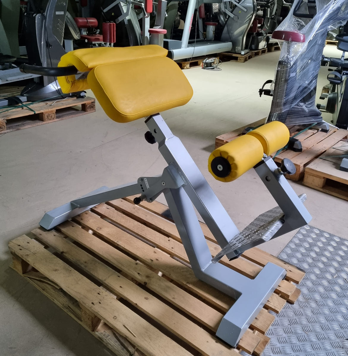SVG Hyperextension 45° - Rückenstreckerbank, verstellbar, Rahmenfarbe Silber, Polsterfarbe Gelb, gebraucht - überholter Zustand