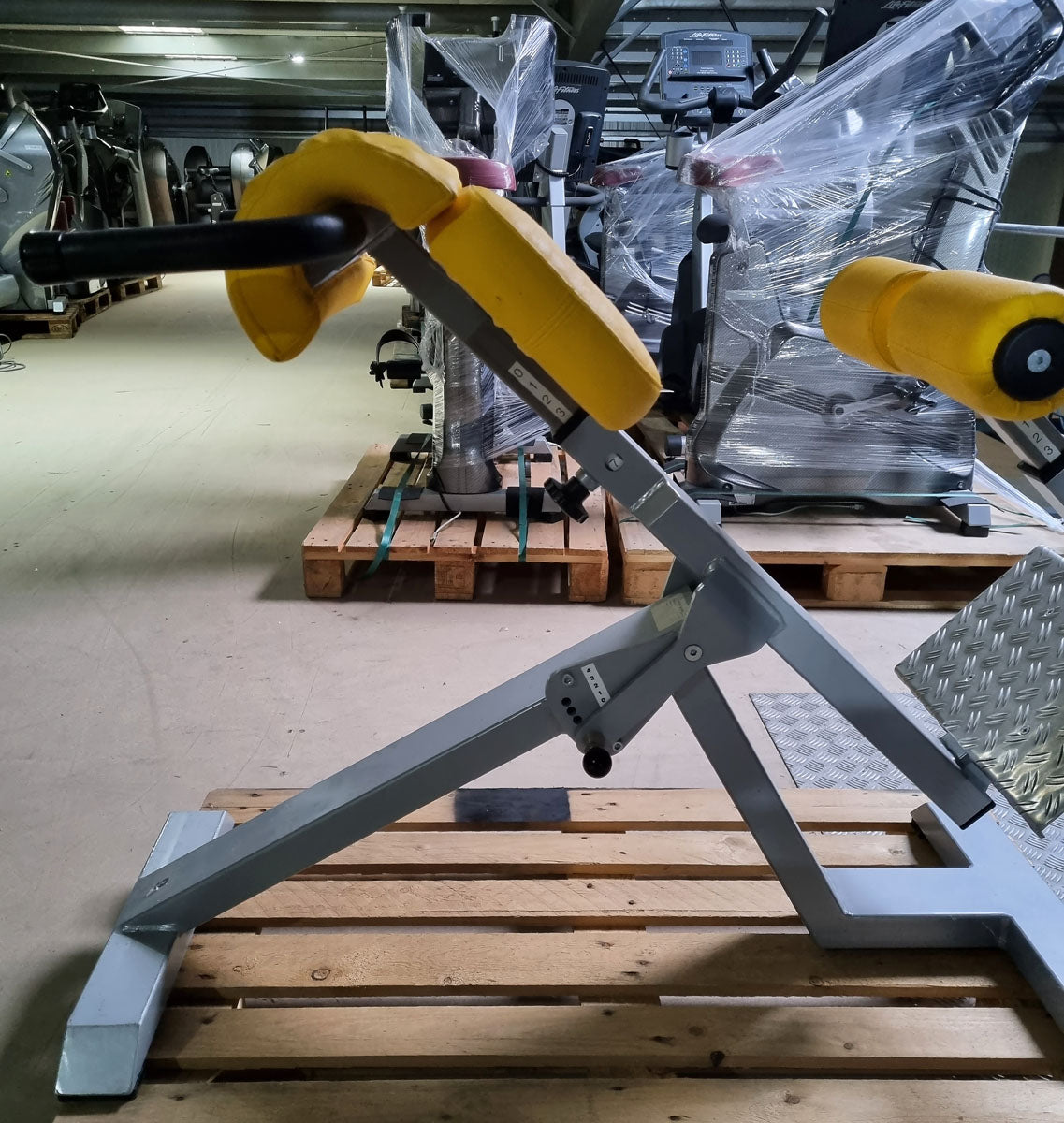 SVG Hyperextension 45° - Rückenstreckerbank, verstellbar, Rahmenfarbe Silber, Polsterfarbe Gelb, gebraucht - überholter Zustand