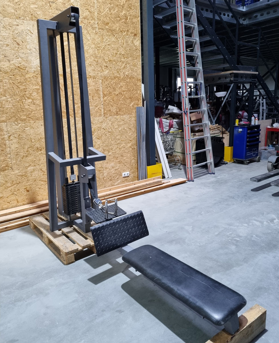 Gym80 Ruderzug Turm, Rudern, Row, Ruderstation ähnlich Sygnum 4016, Rahmenfarbe Silber, Polsterfarbe Schwarz, gebraucht - überholter Zustand