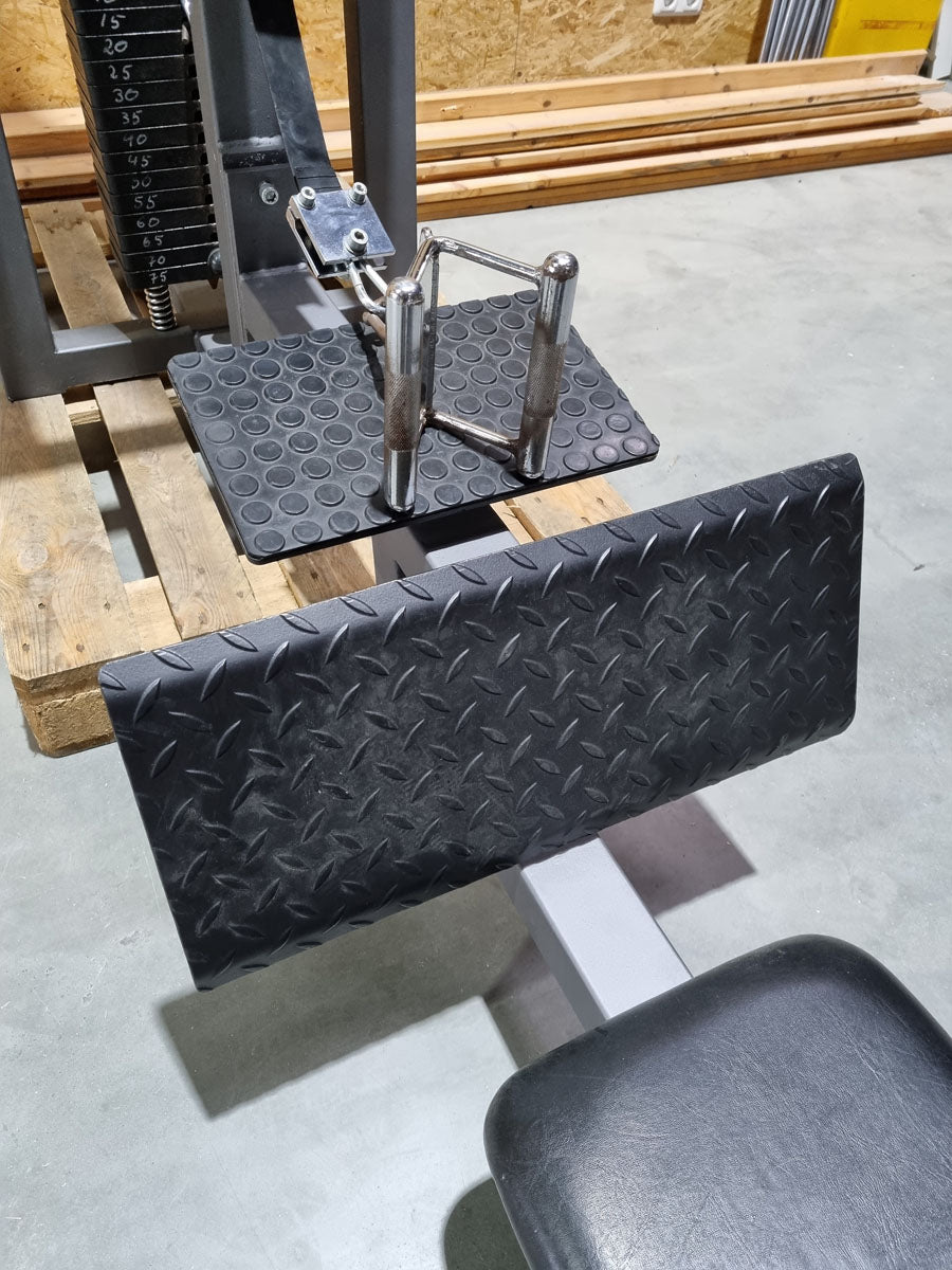 Gym80 Ruderzug Turm, Rudern, Row, Ruderstation ähnlich Sygnum 4016, Rahmenfarbe Silber, Polsterfarbe Schwarz, gebraucht - überholter Zustand