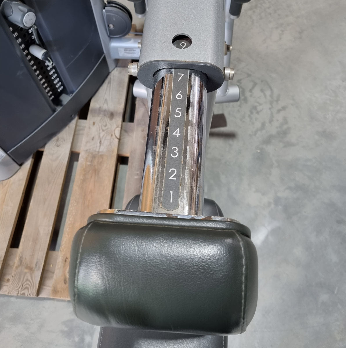 Life Fitness Rudern mit Bruststütze, Row - Rear Deltoid, Signature Series, 145kg Gewichtsblock, Rahmenfarbe Silber, gebraucht - überholter Zustand