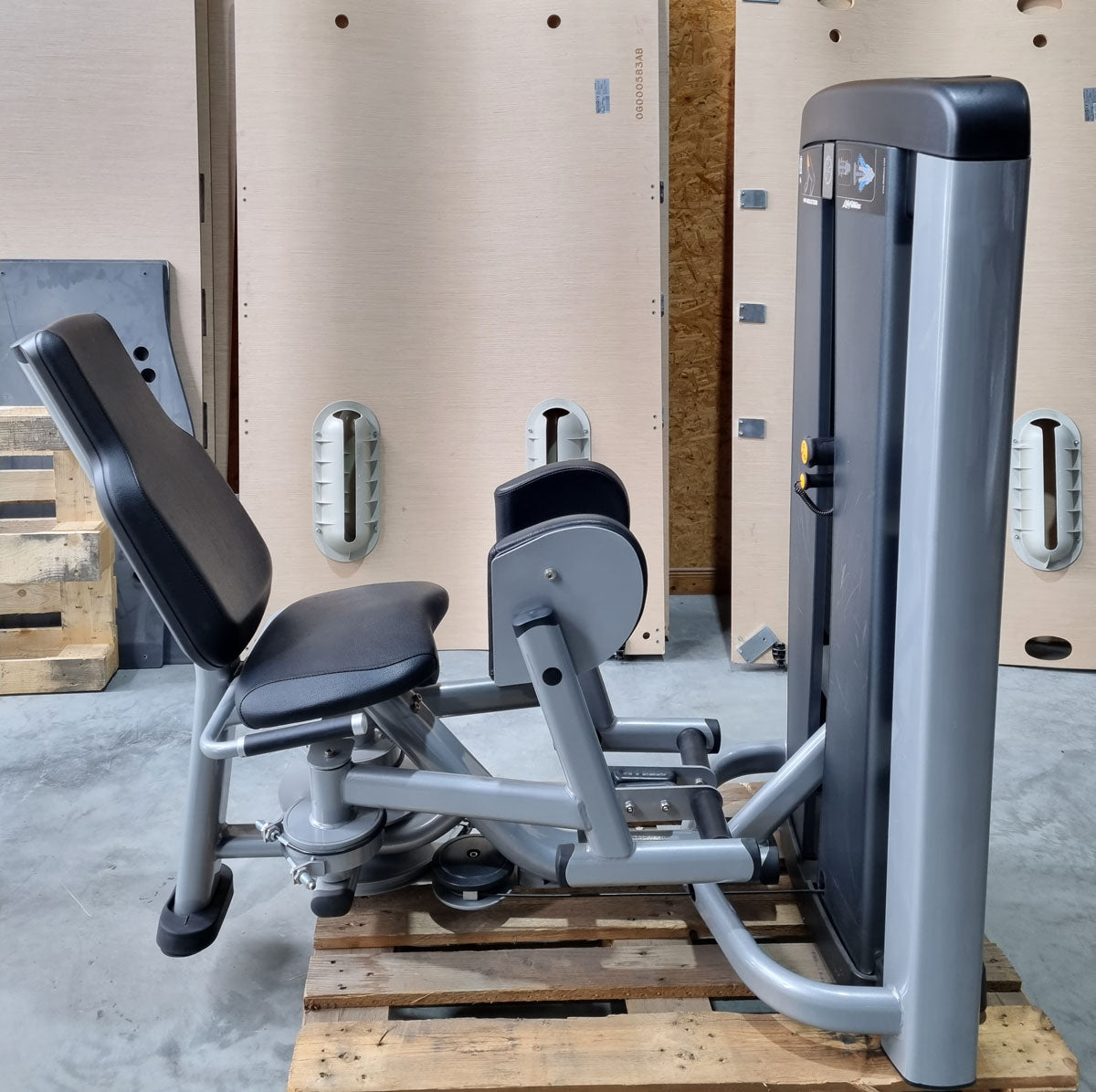 Life Fitness Abductor Machine, Hip Abduction, Insignia Series, Frame Color Anthracite, Upholstery Black, Used - Refurbished Condition