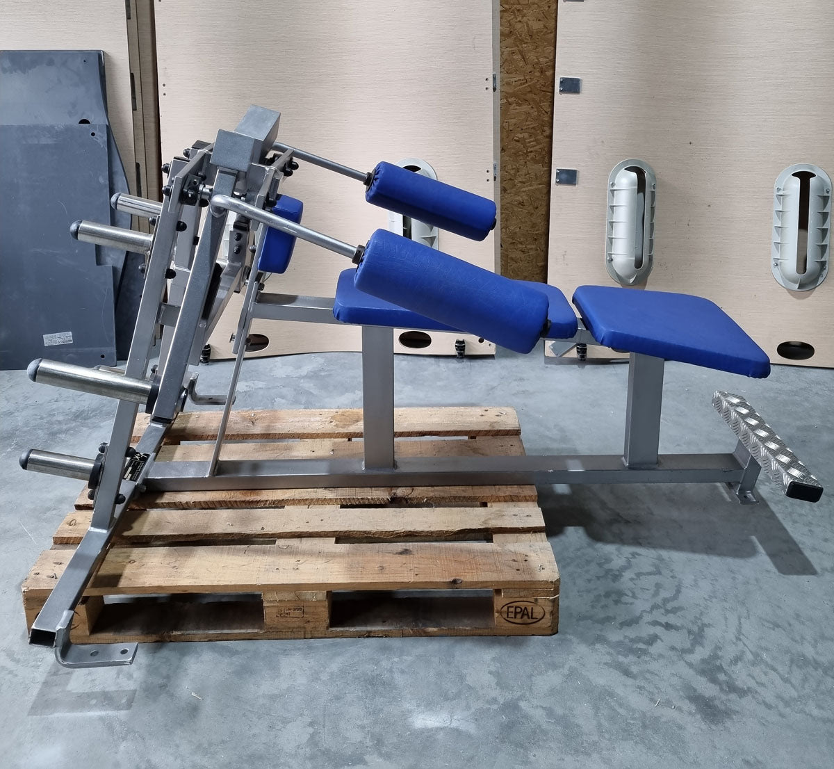 L+K Butterfly lying, Pec Fly lying, Plate loaded, Oldschool bodybuilding strength equipment, frame color silver, used - tested condition