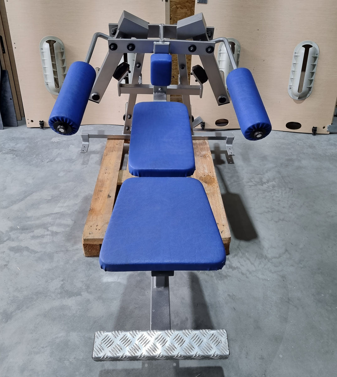L+K Butterfly lying, Pec Fly lying, Plate loaded, Oldschool bodybuilding strength equipment, frame color silver, used - tested condition