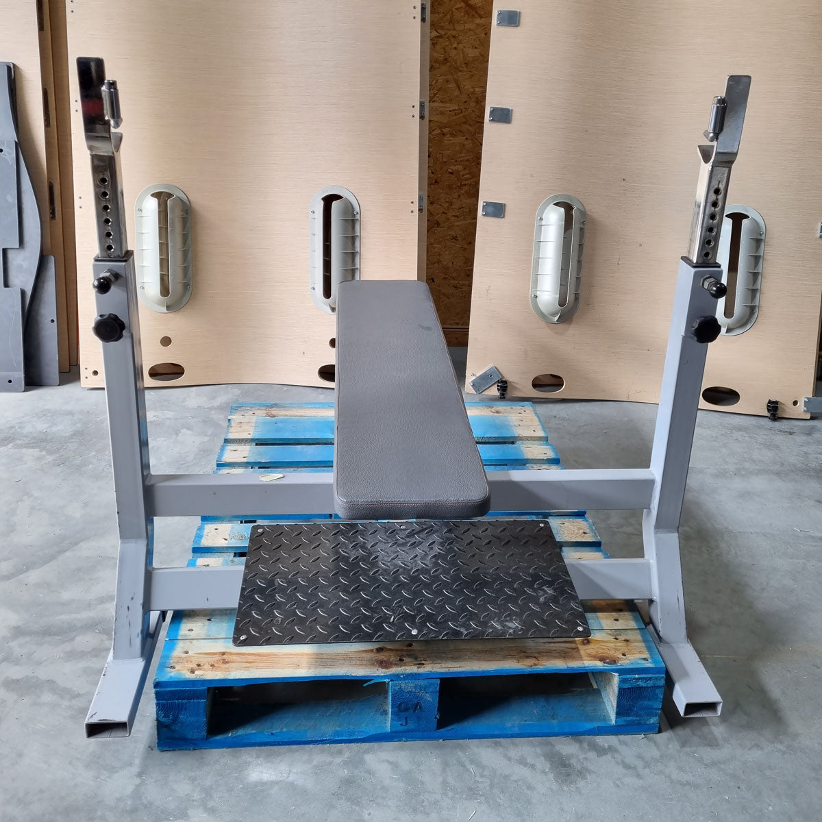 Panatta Flachdrückerbank mit Ablagen für Bankdrücken, Benchpress, Rahmenfarbe Silber/Grau, gebraucht mit Gebrauchsspuren