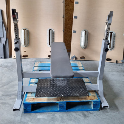 Panatta Flachdrückerbank mit Ablagen für Bankdrücken, Benchpress, Rahmenfarbe Silber/Grau, gebraucht mit Gebrauchsspuren