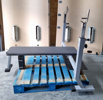 Panatta Flachdrückerbank mit Ablagen für Bankdrücken, Benchpress, Rahmenfarbe Silber/Grau, gebraucht mit Gebrauchsspuren