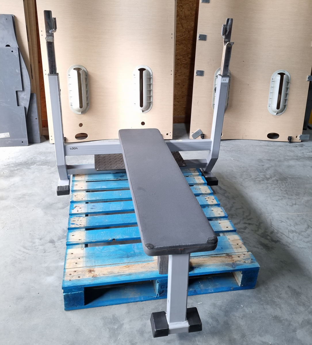 Panatta Flachdrückerbank mit Ablagen für Bankdrücken, Benchpress, Rahmenfarbe Silber/Grau, gebraucht mit Gebrauchsspuren
