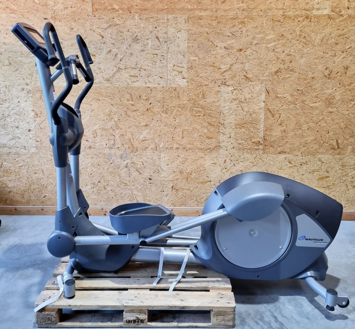 Nautilus E10 Crosstrainer Ellipsentrainer, Touch Display, gebraucht - überholter Zustand