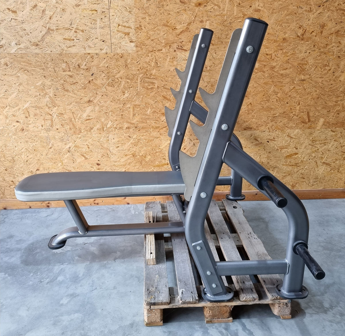 Olympia Flachdrückerbank, Olympic Flat Bench, Bankdrückbank Flach mit Ablagen, stabil, Rahmebfarbe Anthrazit, gebraucht - überholter Zustand