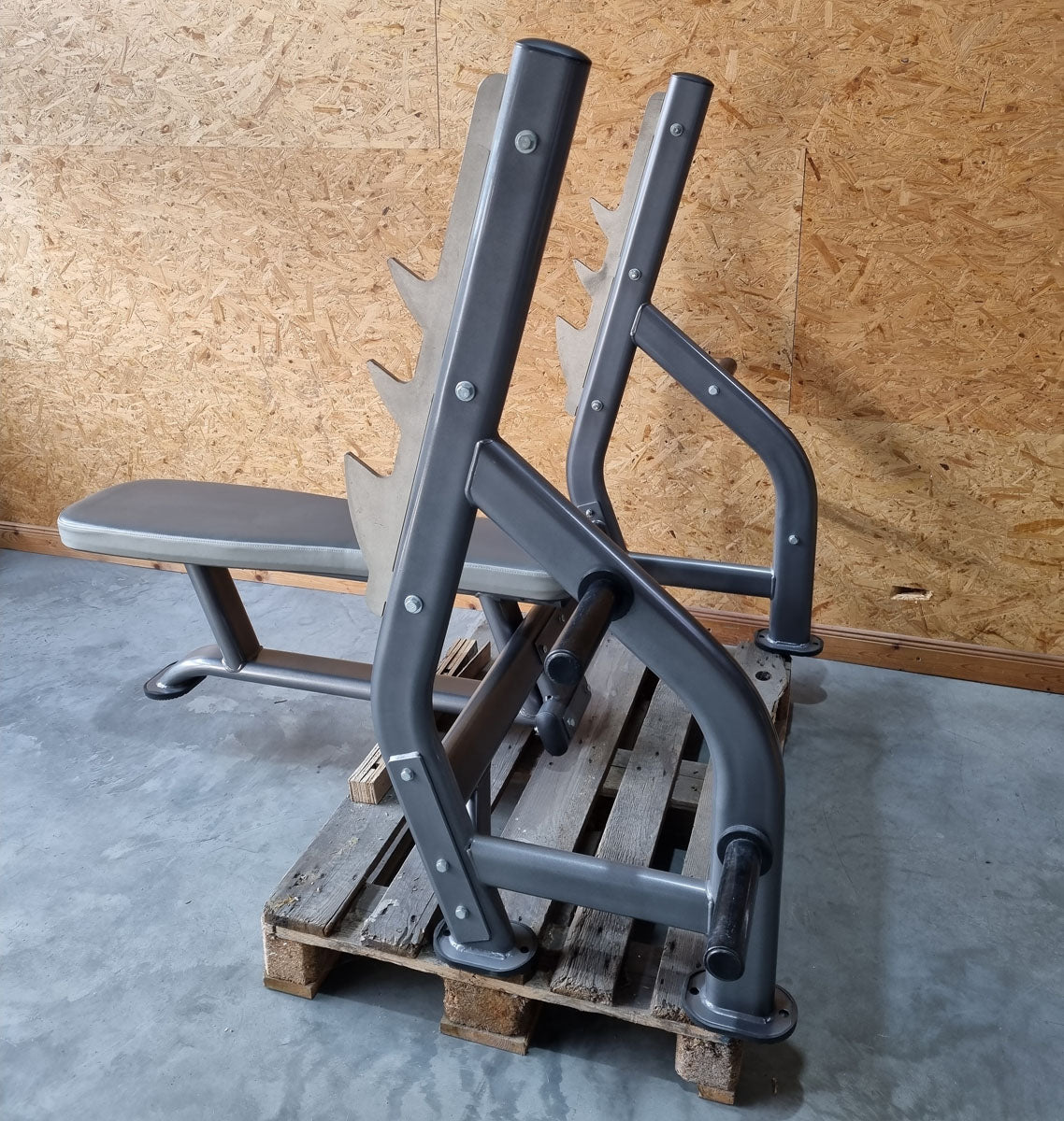 Olympia Flachdrückerbank, Olympic Flat Bench, Bankdrückbank Flach mit Ablagen, stabil, Rahmebfarbe Anthrazit, gebraucht - überholter Zustand