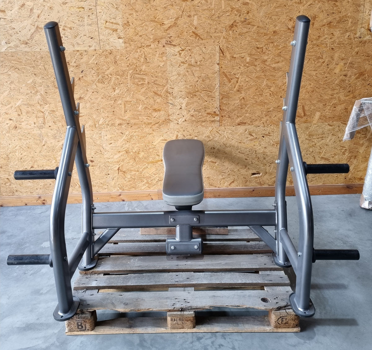 Olympia Flachdrückerbank, Olympic Flat Bench, Bankdrückbank Flach mit Ablagen, stabil, Rahmebfarbe Anthrazit, gebraucht - überholter Zustand