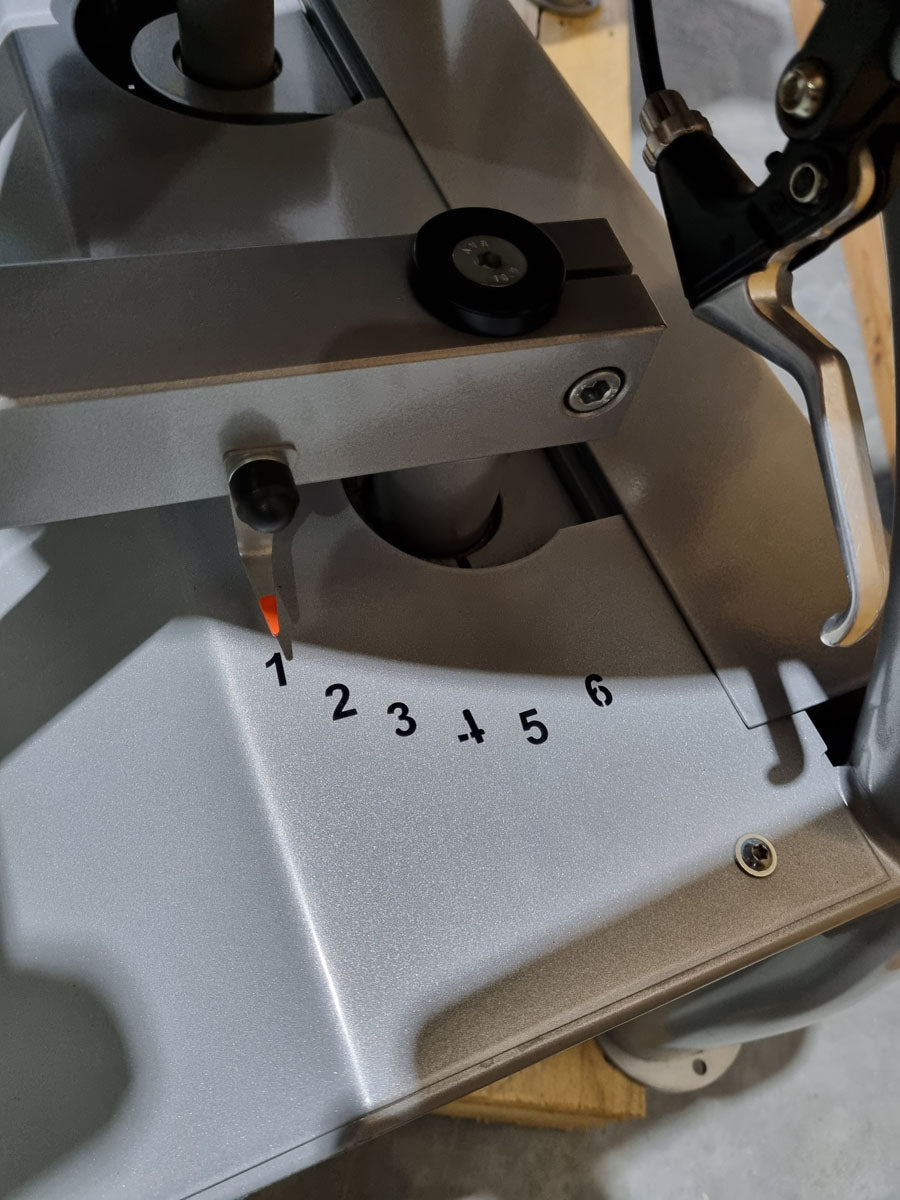 Proxomed Ab-Adduktor Kombi, Compass 530, Abduktoren und Adduktoren 2 in 1 Kombigerät, MPG, Reha, Rahmenfarbe Silber, Polsterfarbe Rot, gebraucht - überholter Zustand