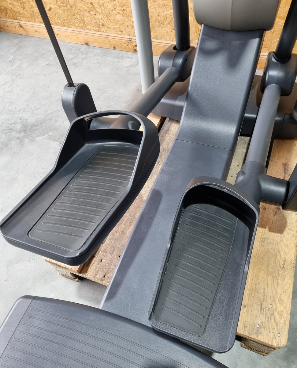Technogym Vario Crosstrainer Excite+ Line, LED Konsole, variable Schrittlänge Ellipsentrainer, gebraucht - überholter Zustand