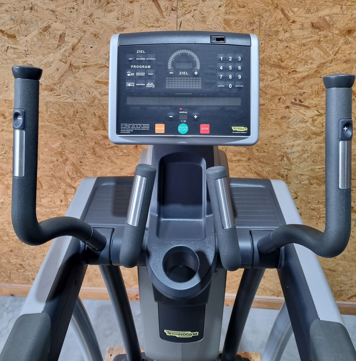 Technogym Vario Crosstrainer Excite+ Line, LED Konsole, variable Schrittlänge Ellipsentrainer, gebraucht - überholter Zustand