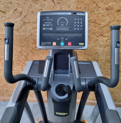 Technogym Vario Crosstrainer Excite+ Line, LED Konsole, variable Schrittlänge Ellipsentrainer, gebraucht - überholter Zustand